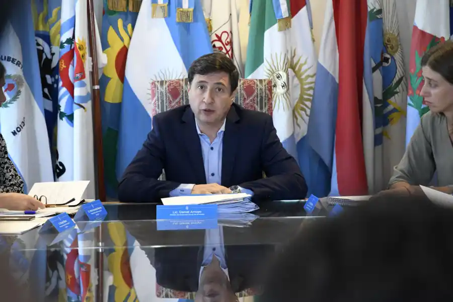 EN LA MIRA. El ministro Arroyo cargó con la responsabilidad de las cuestionadas compras de alimentos para comedores.