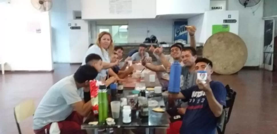 NO FALTA NADA EN LA MESA. Las personas que Atlético hospeda en el complejo, durante uno de los desayunos que comparten cada mañana. 