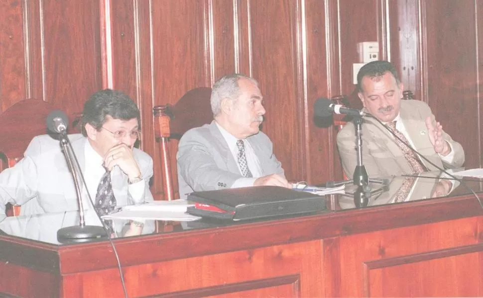 EL TRIBUNAL. Alberto Piedrabuena, Emilio Páez de la Torre y Emilio Gnessi Lippi fueron los jueces del caso. 