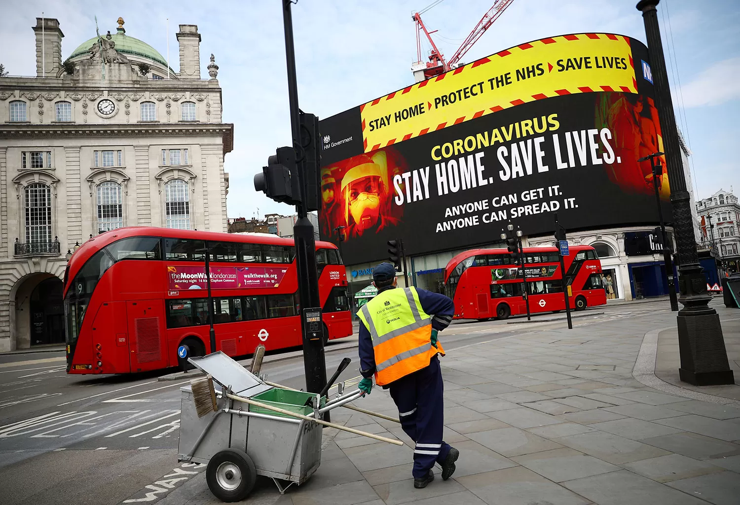 PUBLICIDAD. En Piccadilly Circus, la publicidad del Ministerio de salud es clara: quedate en casa, salvá vidas. REUTERS