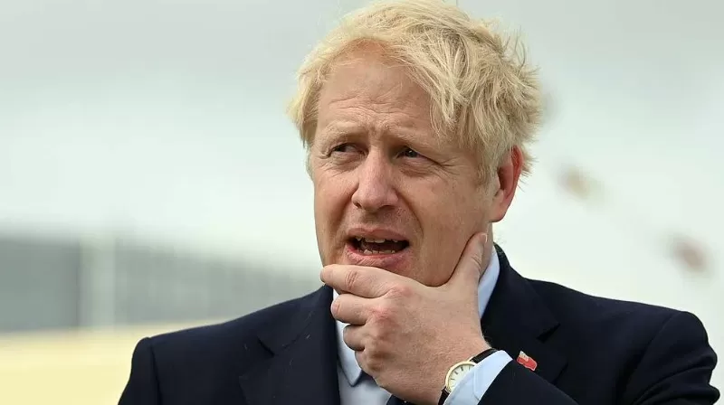 Boris Johnson está estable y responde al tratamiento, según el Gobierno
