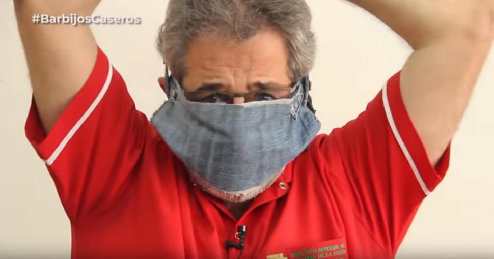 DESDE CASA. El médico Claudio Santa María explica la forma correcta de hacer un barbijo con tela de jean. 