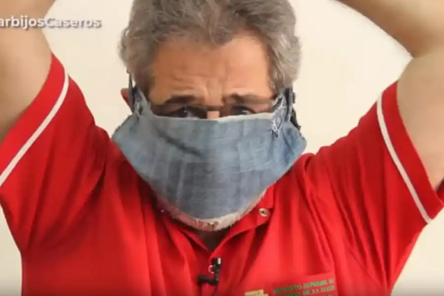 DESDE CASA. El médico Claudio Santa María explica la forma correcta de hacer un barbijo con tela de jean. 