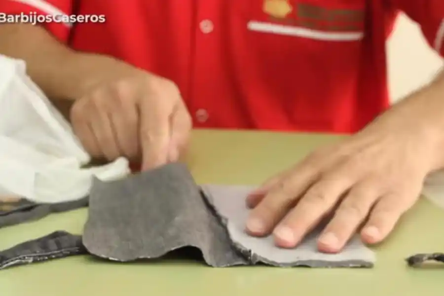 Un médico enseña cómo hacer barbijos caseros