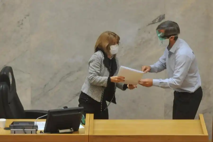 PERSONAL LEGISLATIVO. De la sesión participaron funcionarios y empleados de la Cámara, también con resguardos. 