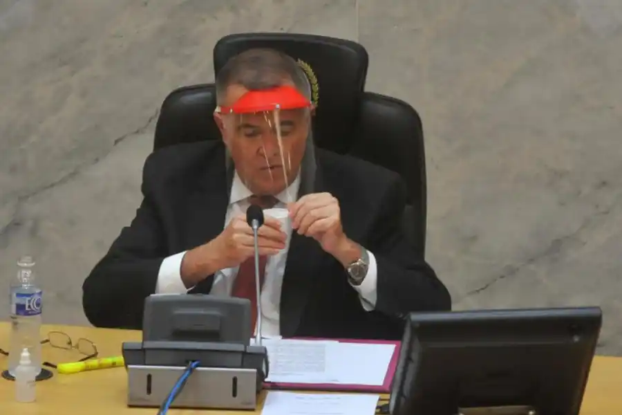 MÁSCARA PLÁSTICA. El vicegobernador Jaldo condujo el debate desde la Presidencia.