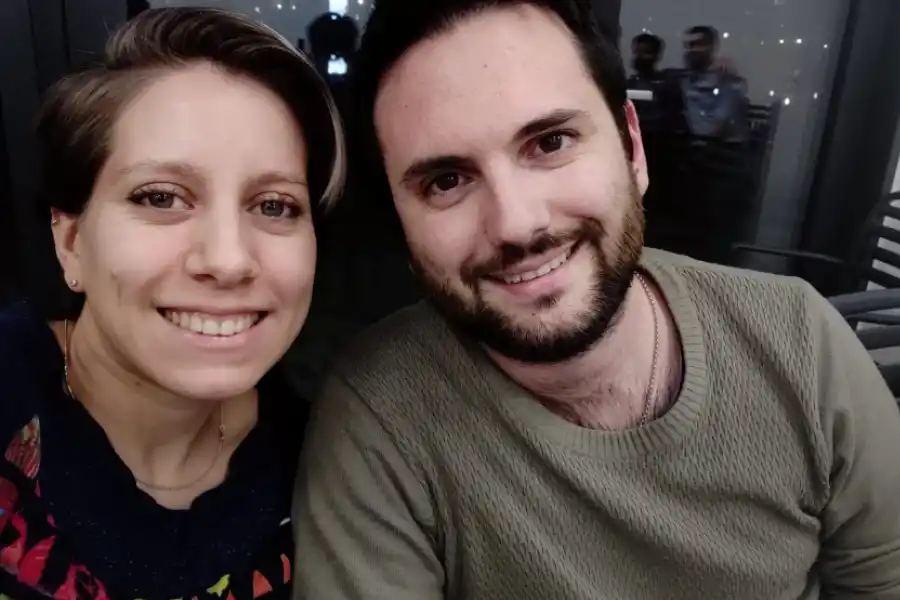 EMBARAZADA. Eduardo y Noelia son una pareja bonaerense, amiga de los tucumanos Álvaro y Camila. Ella está embarazada y varada en Dinamarca.barazada esperando poder volver. Eduardo y Noelia