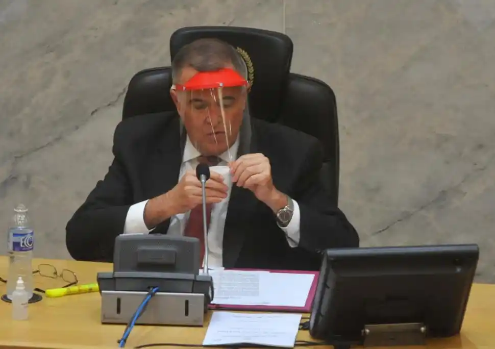 MÁSCARA PLÁSTICA. El vicegobernador Jaldo condujo el debate desde la Presidencia.