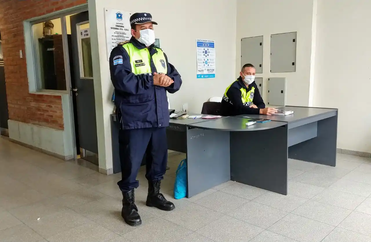 AYUDA. Los presos detenidos en comisaría podrán comunicarse a través de videollamadas con sus familiiares.