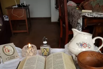Con las iglesias cerradas, la Cena del Señor se celebra en los altares familiares de las casas