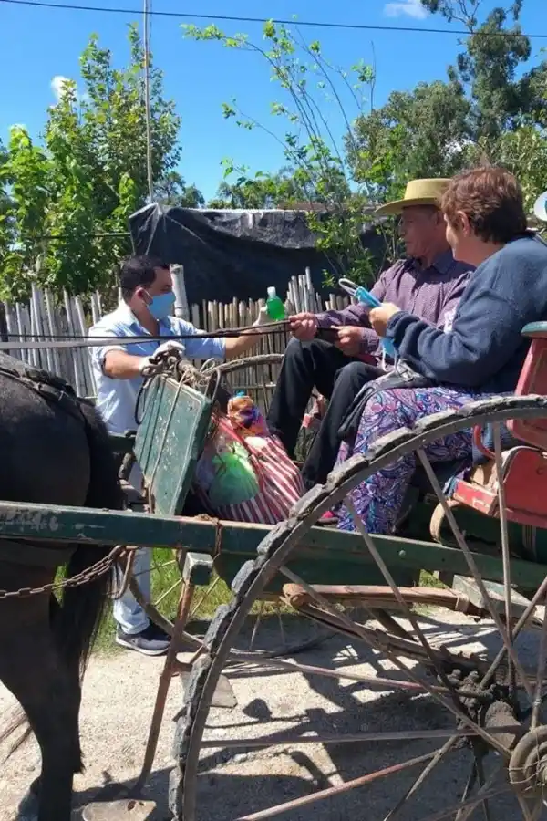 SIMOCA. El municipio entrega barbijos y alcohol en gel a los pobladores.  