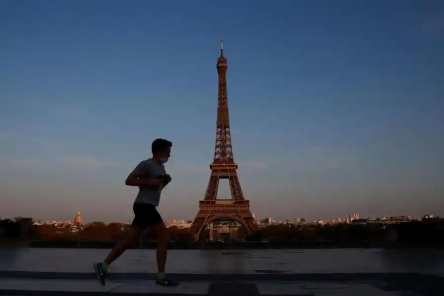 AL AIRE LIBRE. Algunos países, como Francia, permiten realizar deportes en la calle, pese a la cuarentena. REUTERS