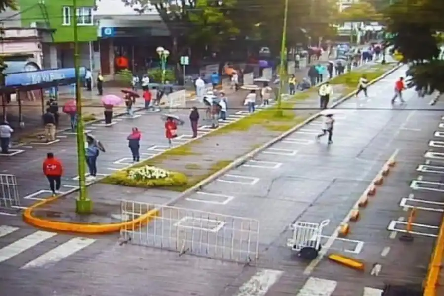 TAFÍ VIEJO. Pintaron el asfalto para garantizar las distancias en las filas. captura de video