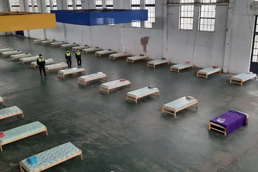 LISTOS. En un salón cedido por la UNT se instaló un centro de atención para los detenidos en comisarías.