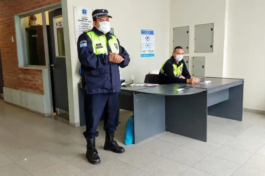 AYUDA. Los presos detenidos en comisaría podrán comunicarse a través de videollamadas con sus familiiares.