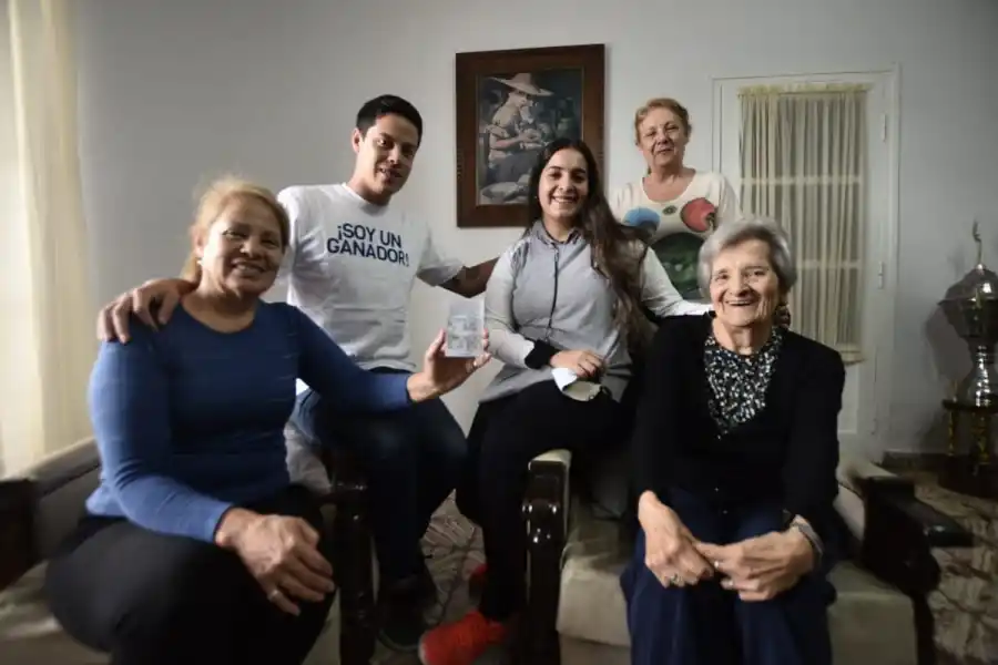 Silvia Reyes y su familia, de la ciudad de Aguilares.