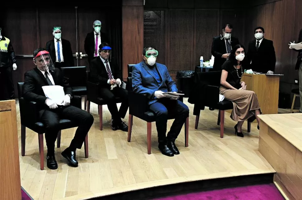 AISLAMIENTO. Legisladores y empleados utilizaron máscaras en la sesión. prensa legislatura 