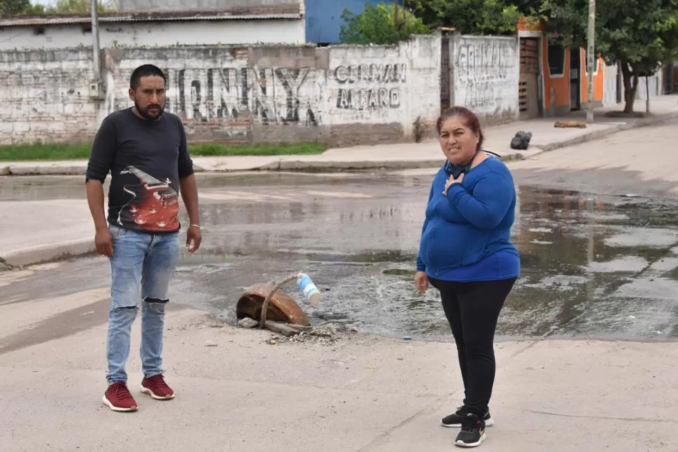 PROTAGONISTAS. Fernanda Anís (tía del joven fallecido) y Agustín González muestran una pérdida de agua. 