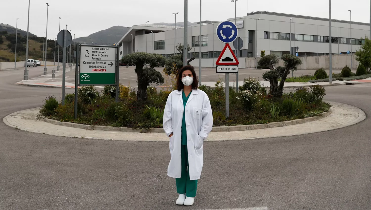 MEJORÍA. Una enfermera posa para un retrato en las afueras del hospital en el que trabaja, en Rinda, al sureste de España.