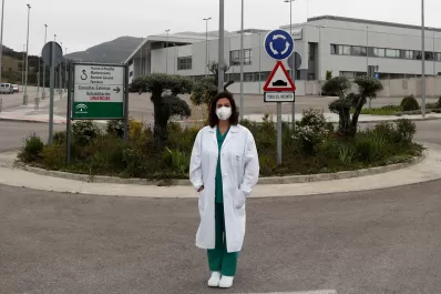 España sumó 605 muertos más por coronavirus, el incremento más bajo en 18 días