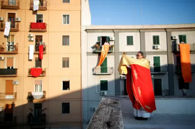 Viernes Santo: en Italia, un sacerdote celebró la misa desde la terraza