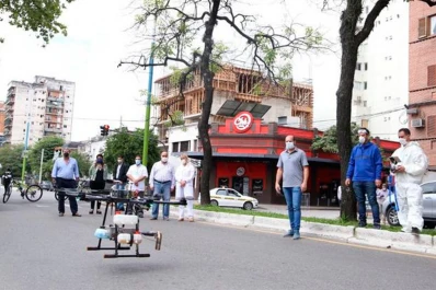 Usan un drone para fumigar contra el dengue en baldíos y en casas abandonadas