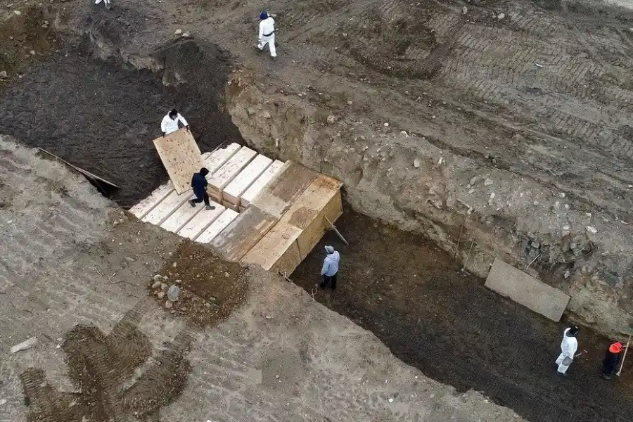 En imágenes: los espeluznantes entierros masivos en fosas comunes en Nueva York