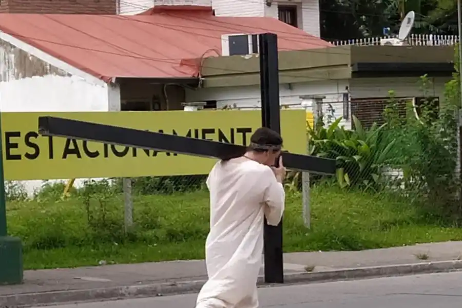 ¿Via Crucis en avenida Aconquija? Un hombre cargó una cruz de hierro por la platabanda