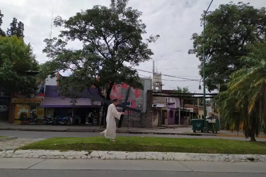 ¿Via Crucis en avenida Aconquija? Un hombre cargó una cruz de hierro por la platabanda