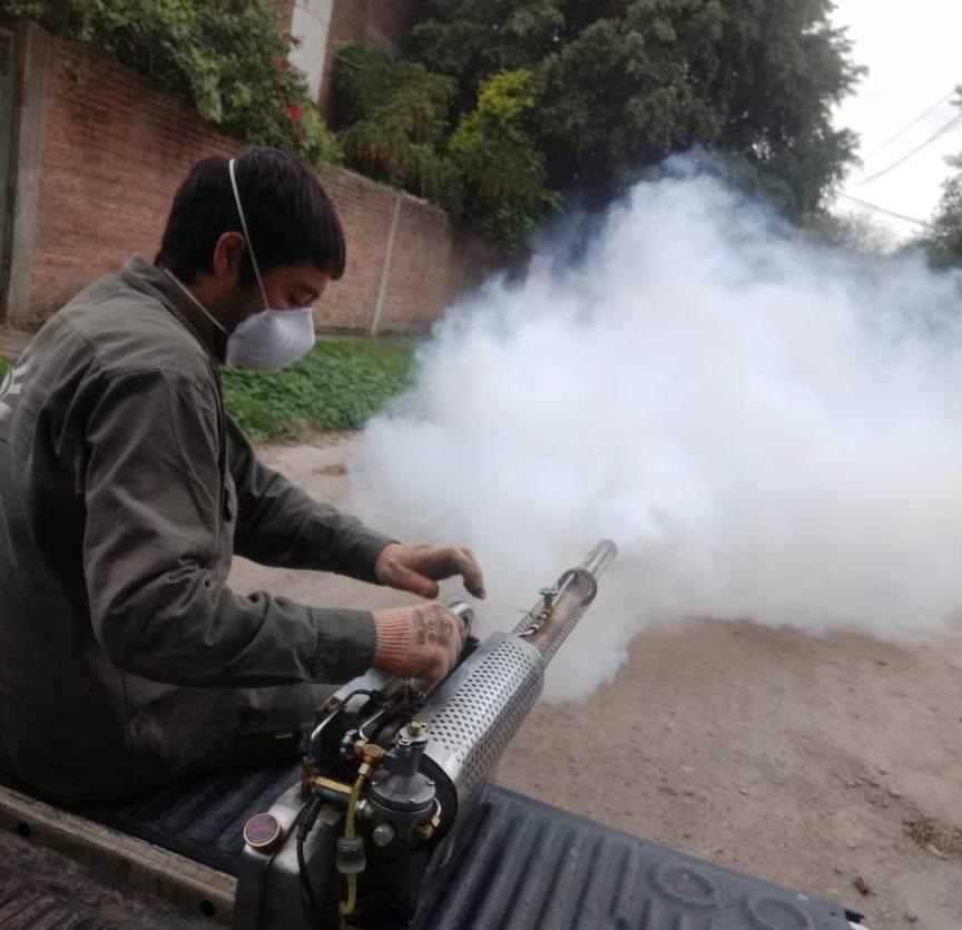 Cómo combaten el dengue en los espacios públicos de la capital