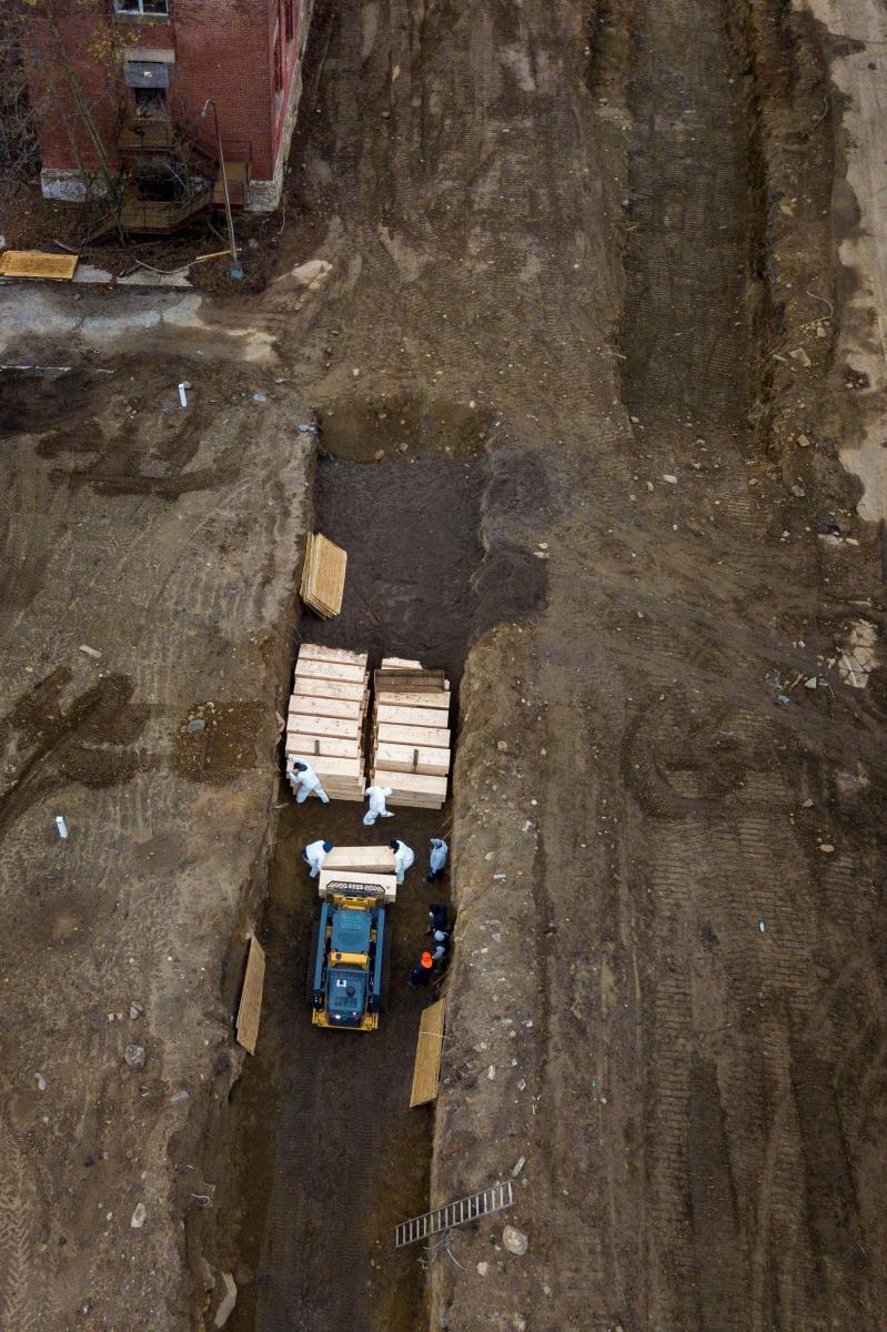 En imágenes: los espeluznantes entierros masivos en fosas comunes en Nueva York