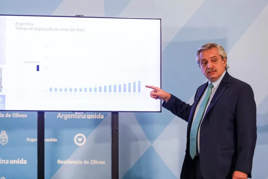 PRESIDENTE. Alberto Fernández señala un gráfico en una diapositiva durante la rueda de prensa de anoche.