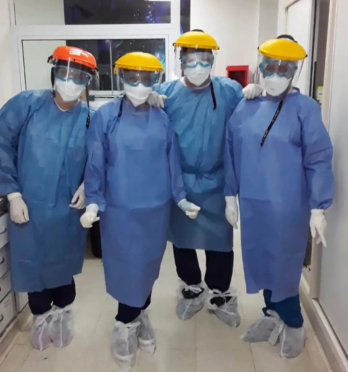 PRECAUCIÓN. Los enfermeros deben ser muy cuidadosos con el protocolo sobre vestuario y accesorios de protección.