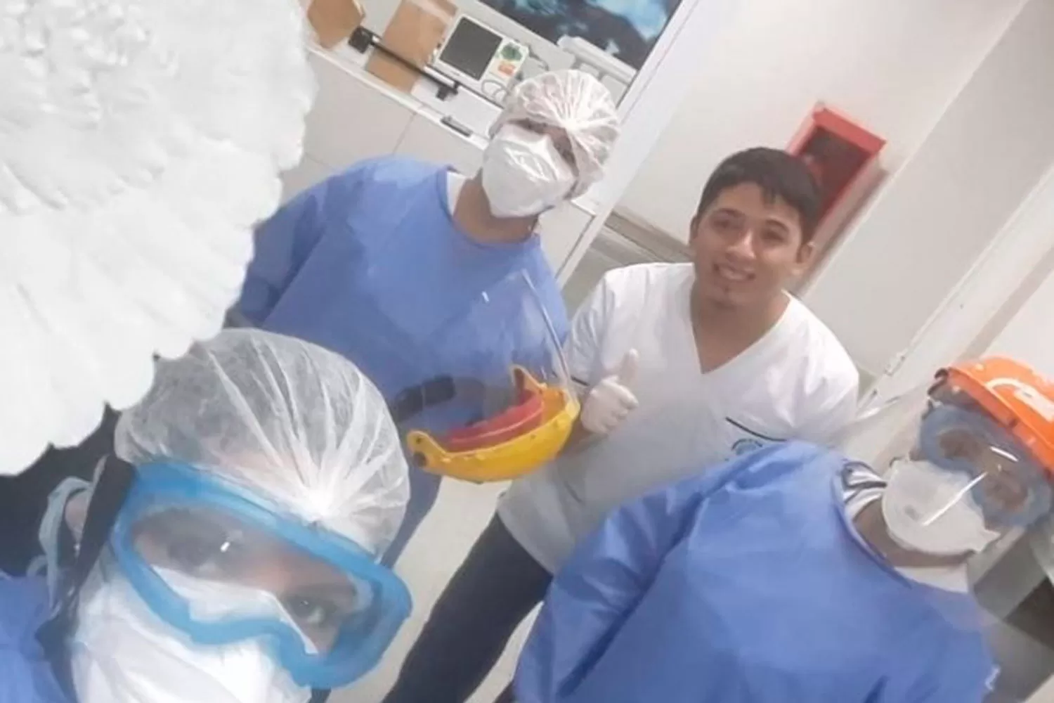 EN EL CENTRO DE SALUD. José, de ambo blanco, junto a sus compañeros de la unidad de cuidados intensivos 3.