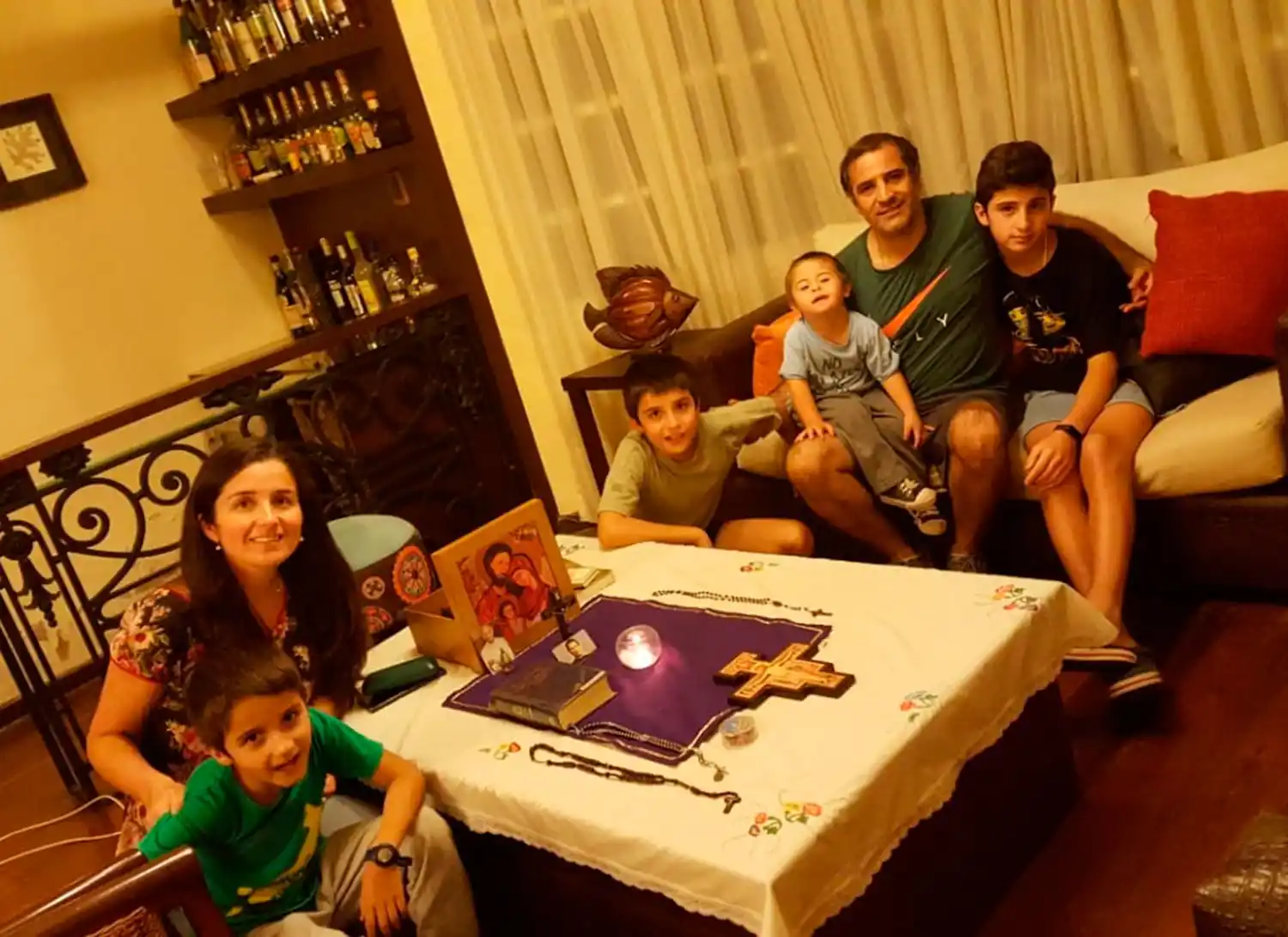 FAMILIA MUHALA. Reunidos alrededor del altar familiar que hicieron en el living.