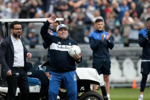 Maradona quiere prolongar su idilio con el “Tripero”