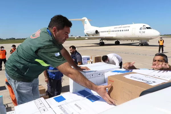 Respiradores y ecógrafos llegaron a Tucumán en un avión que envió la Nación