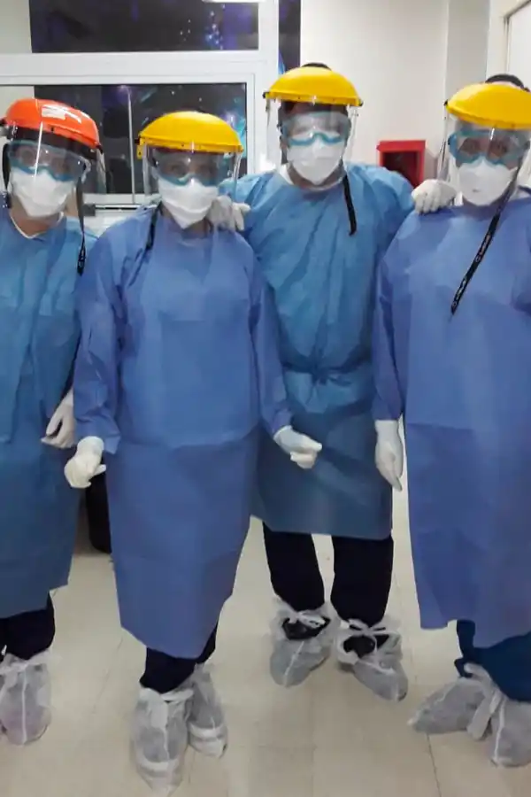 PRECAUCIÓN. Los enfermeros deben ser muy cuidadosos con el protocolo sobre vestuario y accesorios de protección.