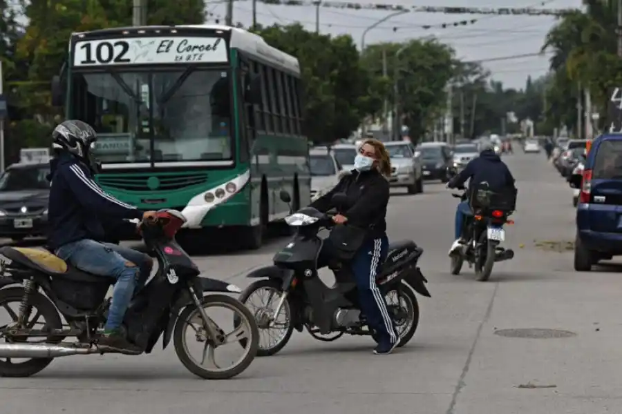 CON BARBIJO PERO SIN CASCO. Una motociclista ayer en Yerba Buena.  