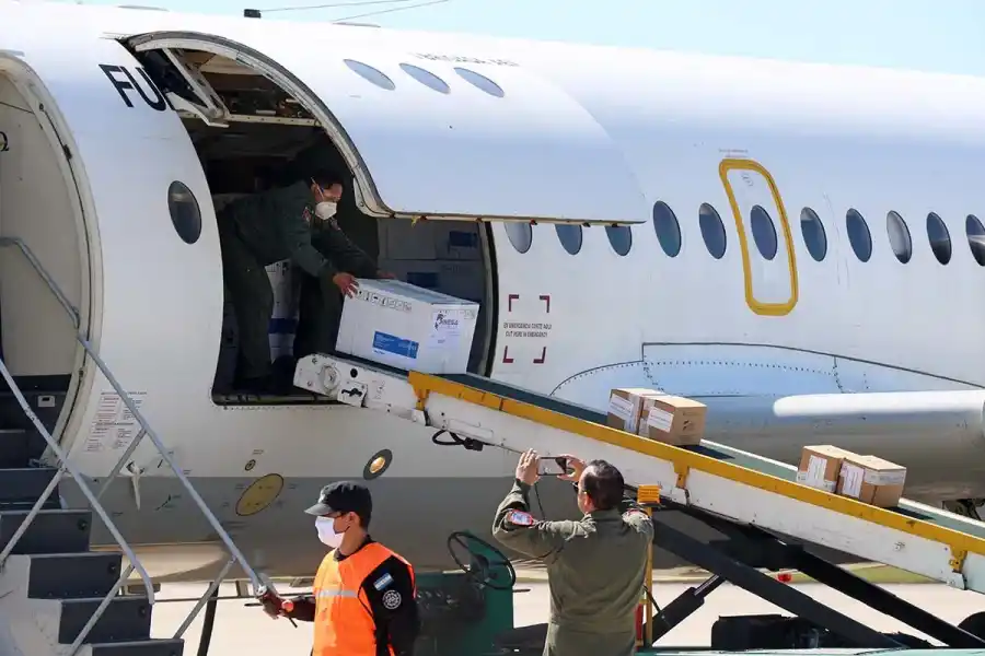 El avión Fokker F28 pertenece a la Fuerza Aéra Argentina.
