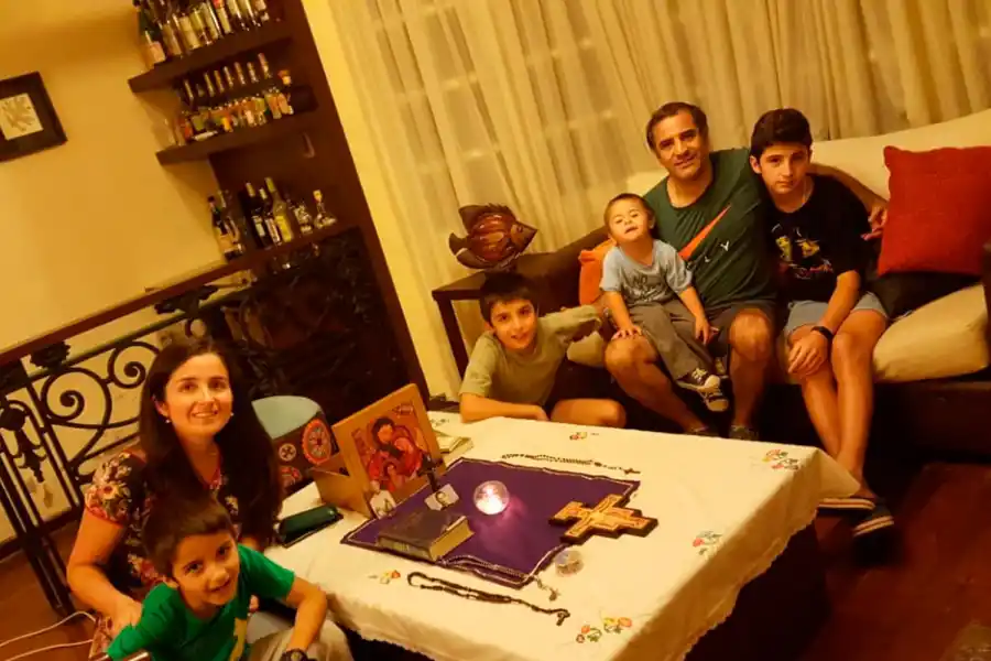 FAMILIA MUHALA. Reunidos alrededor del altar familiar que hicieron en el living.