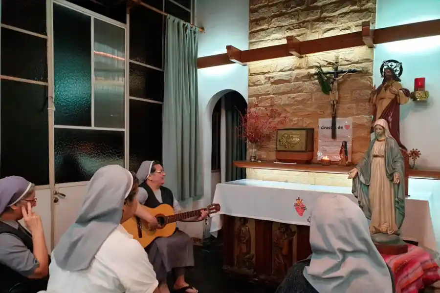 HERMANAS ESCLAVAS. Rezos y canciones en comunidad.