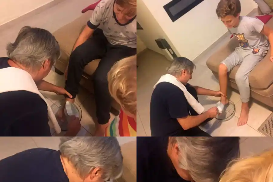 LOS BROUSSE. El padre lava los pies de los hijos por el mandamiento de la caridad.