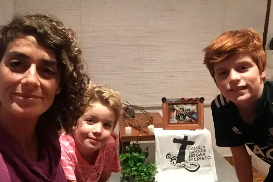 ROMINA RODA. Junto a sus hijos, Martín y Julián, con el altar familiar en su casa.