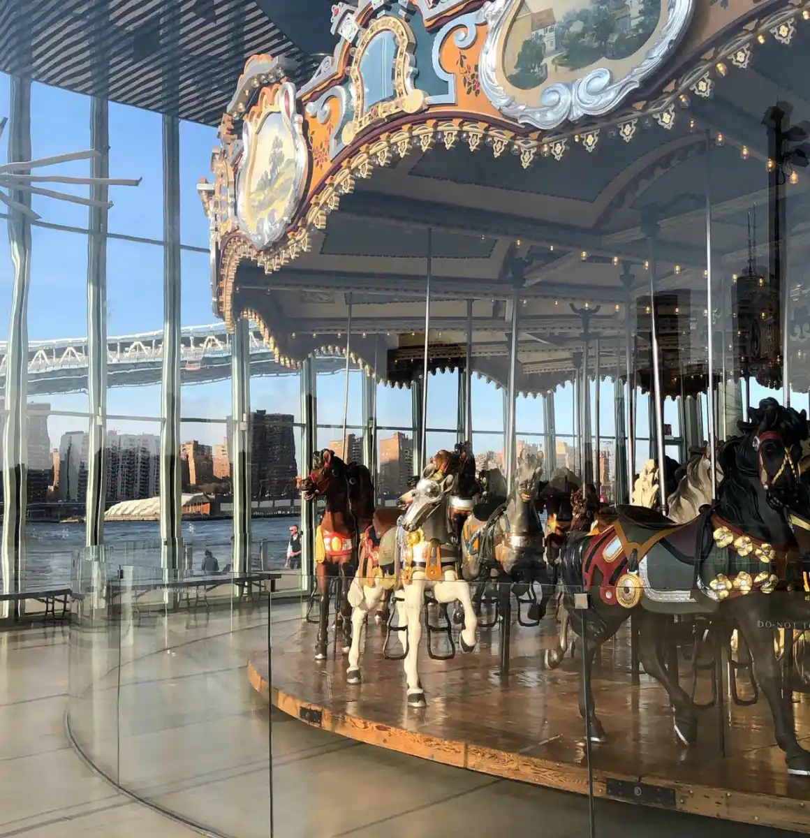 APAGADO. Jane’s Carousel Dumbo a oscuras, sin brillo. De no creer.