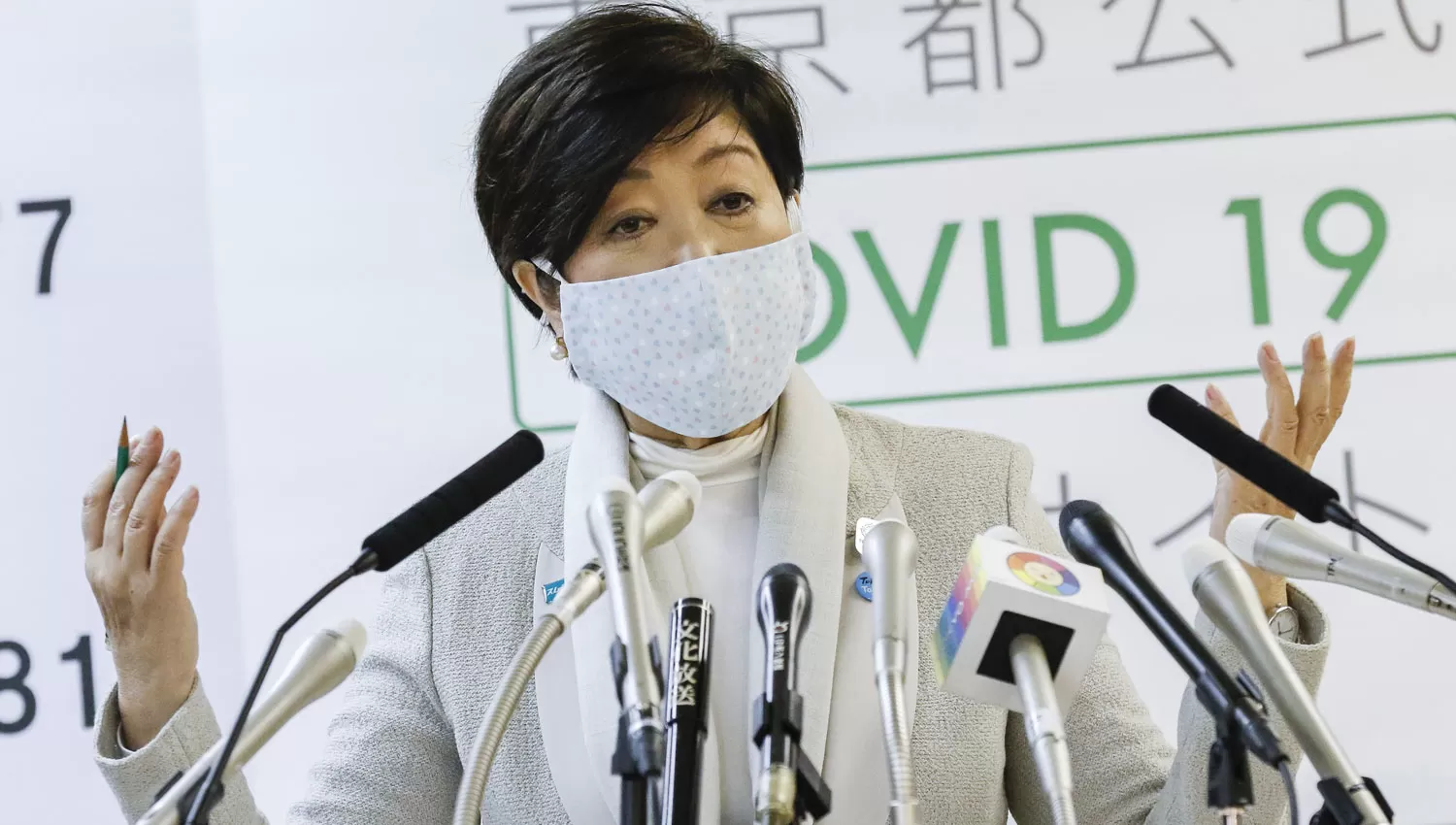 EN CRECIMIENTO. La gobernadora de Tokio, Yuriko Koike, analiza ante la prensa la escalada de contagios por coronavirus.
