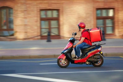 Los comercios se las ingenian para seguir vendiendo