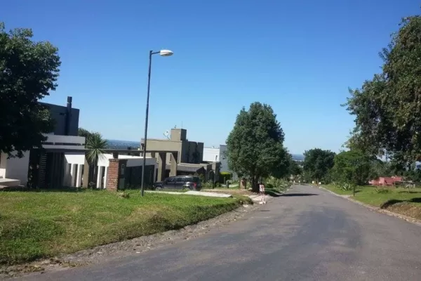 Un funcionario judicial intimidó a su portero en un country Yerba Buena