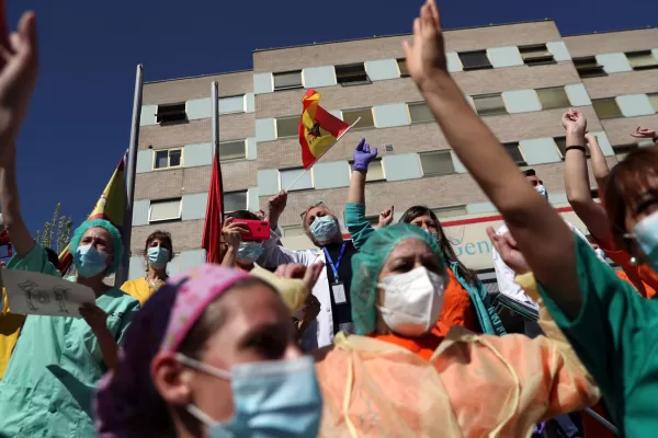 Médicos españoles reclaman mayor seguridad, tras la muerte de 23 colegas