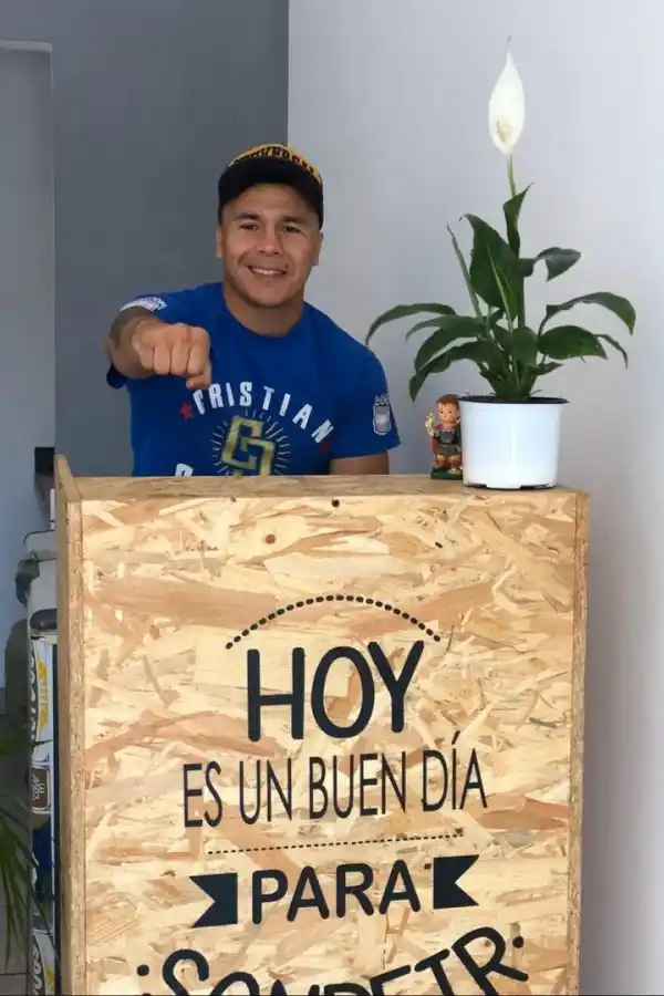 CON UN CLIENTE. Además de atender Coria habla de boxeo, de pollos y de la vida.